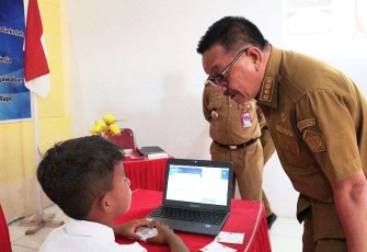 Wali Kota Bitung Maurits Mantiri saat berdialog dengan salah satu siswa peserta UNBK