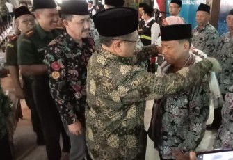 Bupati Maryoto Birowo bersama Forkopimda Tulungagung saat memberangkatkan JCH tahun 2023