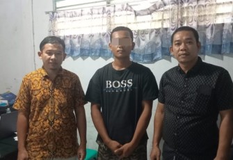 Penyidik Sat Resnarkoba Polres Tapanuli Selatan (Tapsel), antar seorang pemakai sabu inisial, AAS, untuk Asesmen Medis ke BNN, pada Selasa (24/10/2023) siang.