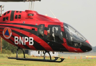 Kepala BNPB Letjen TNI Suharyanto saat meninjau langsung lokasi terdampak kebakaran hutan dan lahan (Karhutla) dengan menggunakan helikopter patroli. 