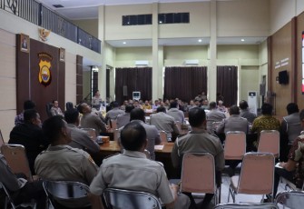 Kapolda Bengkulu Irjen Pol. Drs. Armed Wijaya, MH didampingi wakapolda Bengkulu Brigjen. Drs. Umardani, M.Si serta Irwasda dan PJU POlda Bengkulu lainnya saat gelar rapat..