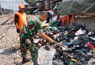 Babinsa Koramil 04/Gambir Bersama PPSU Melaksanakan Kerja Bakti