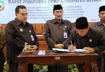 Bupati Arief Rohman dan Ketua DPRD Blora Dasum saat menghadiri rapat paripurna di gedung DPRD Kabupaten Blora.