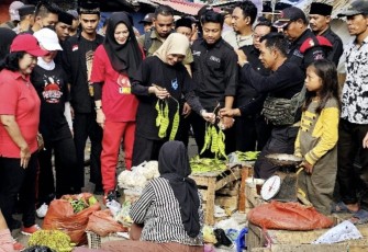 Siti Atikoh saat Borong Sayur Mayur Pedagang di Pasar Rau Kota Serang, Banten, Senin (11/12/2023).