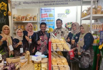 Staf Ahli Menteri Bidang Ekonomi Makro Kementerian Koperasi dan UKM Rulli Nuryanto saat mewakili Menteri Koperasi dan UKM, pada acara Wonosobo Festival UKM Expo 2023, di Wonosobo, Rabu (1/3).