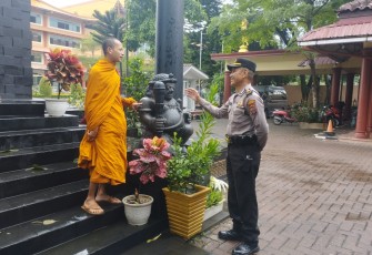  Polrestabes Medan Silaturahmi ke Tokoh Agama Biksu Ratana Panno Medan 