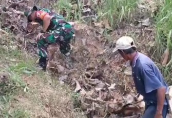 Babinsa Koramil 0801/01 Pacitan Ajak Warga Bersihkan Parit