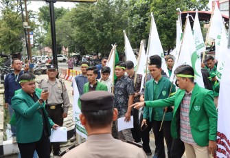 Mahasiswa Gelar Aksi di Polrestabes Medan