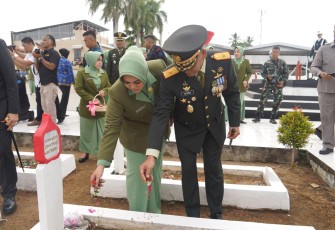Danrem 041/Gamas Brigjen TNI Rachmad Zulkarnaen Lakukan Ziarah dan Tabur Bunga 