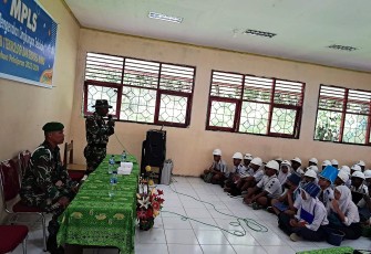 Babinsa Koramil 03 Kuala Kencana Beri Materi Wasbang ke Siswa Baru SMK N 1 Kuala Kencana