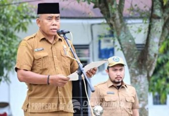 Staf Ahli Bupati Ir. Jumingan saat mewakili Bupati memberikan arahan pada apel gabungan pegawai di lingkungan pemerintah Kabupaten Labuhanbatu di Halaman Diklat BKPP, Selasa (27/03/2023).
