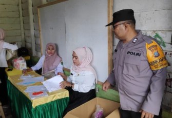 Bhabinkamtibmas Polsek Batang Toru, Aiptu Sayaman Siregar, menghadiri pelaksanaan Posyandu di Desa Simaninggir, Kecamatan Marancar, Kabupaten Tapanuli Selatan (Tapsel)