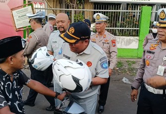 PT Jasa Raharja dan Korlantas Polri saat Bagikan Helm