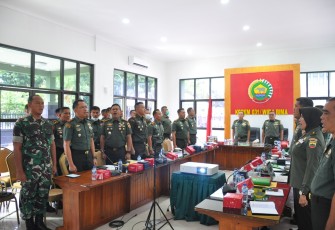 Korem 031/Wira Bima gelar rapat Progjagar Semester II TA. 2023 secara Vicon yang di selenggarakan Kodam I/Bukit Barisan bersama Korem jajaran Kodam I/Bukit Barisan. Korem 031/Wira Bima dalam acara Vicon Progjagar TA.2023 di Pimpin oleh Komandan Korem 031/Wira Bima Brigjen TNI Dany Rakca, S.A.P., M. Han., beserta Para Kasi Kasrem 031/WB, Dan/Kasatdisjan Jajaran Korem 03/WB, dan KaBalak Korem 031/WB bertempat, di ruang Yudha Makorem 031/WB jalan Mayor Ali Rasyid No.1 Kota Pekanbaru. Senin, (18/12/2023)