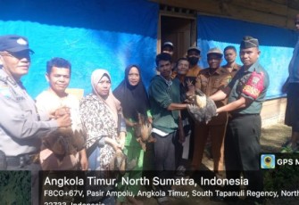 Bhabinkamtibmas Polsek Sipirok, Aiptu Anwar S Harahap, hadir lakukan monitoring penyaluran bantuan ketahanan pangan (Ketapang) kepada masyarakat, Selasa (22/8/2023) pagi.
