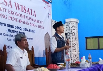 Bupati Trenggalek, Mochamad Nur Arifin, saat melakukan kegiatan Mening Deh di Desa Kamulan Kecamatan Durenan, Kabupaten Trenggalek, Rabu (8/3/2023) (Foto Hardi Rangga klikwarta.com).