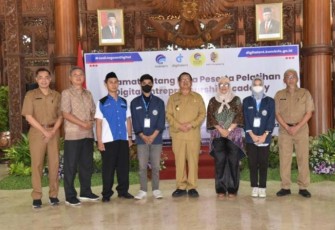 Bupati Tulungagung Drs Maryoto Birowo, foto bersama usai  Pelatihan Digital Entrepreneurship Academy di Pendopo Kongas Arum Kusumaningbongso, Senin (27/02/2023).