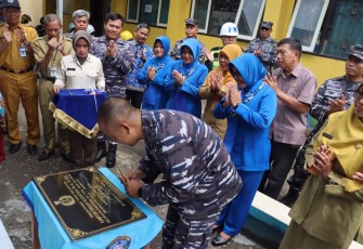 Danlanal Tegal saat Resmikan Kampung Bahari Nusantara di SDN 11 Panggung Kota Tegal