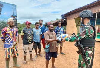 Merangkul Pemuda Pedalaman Papua Selatan Satgas Pamtas Statis RI-PNG Yonif 111/KB Bagikan Sarana Olah Raga