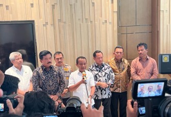 Jumpa pers usai Rakor Percepatan Pengembangan Investasi Ramah Lingkungan di Kawasan Pulau Rempang, Batam. Bertempat di Hotel Marriot Harbourbay Kota Batam, Minggu (17/9).