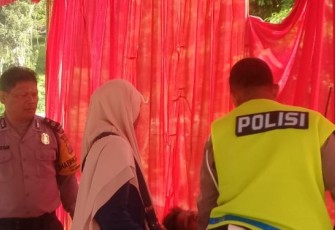 Personel Pos Pam Aek Sijorni Menolong Warga Yang Kelelahan