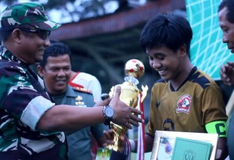 Dandim 0104/Aceh Timur Letkol Inf Tri Purwanto, S.I.P secara resmi menutup pertandingan olahraga siswa yang diselenggarakan dengan penuh semangat dan antusiasme