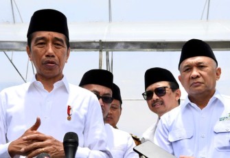 Menteri Koperasi dan UKM (MenKopUKM) Teten Masduki saat mendampingi Kunjungan Kerja Presiden Jokowi di Ponpes Al-Ittifaq, Rancabali, Bandung, Jabar, Senin (6/3).