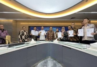 Menkominfo Budi Arie Setiadi saat menyaksikan Penandatanganan Kontrak Operation & Maintenance BTS 4G di Kantor Kementerian Kominfo, Jakarta Pusat, Jumat (01/12/2023) kemarin.
