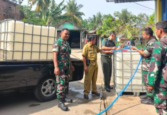 Bakti Sosial Koramil 0806/07 Watulimo memberikan bantuan air bersih kepada warga