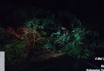 Kondisi Jalan Umum di Desa Natambang Roncitan, Kecamatan Arse, Kabupaten Tapanuli Selatan (Tapsel) tertimbun longsor, pada Kamis (4/5/2023) malam.