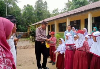 Dalam rangka menggalakkan budaya literasi hingga ke pelosok Nusantara, Polsek Sipirok sumbang sejumlah buku pelajaran dan bacaan di SD 101235 Desa Sialagundi, Kabupaten Tapanuli Selatan, pada Jumat (15/9/2023) pagi.