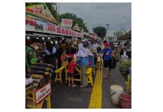 Deretan kuliner minang dipinggir jalan Pasar Senen (Foto: Dok Pribadi)