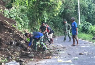 Satgas TMMD saat berada di titik akhir TMMD yaitu titik 3.995 meter