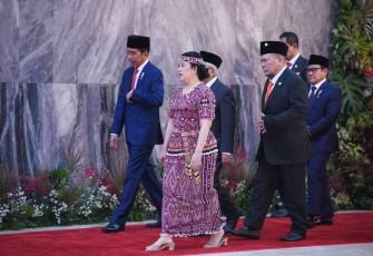 Ketua DPR RI Puan Maharani dan Presiden Joko Widodo (Jokowi) saat berjalan beriringan.