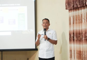 Kepala Bidang Peningkatan Daya Tarik dan Destinasi Pariwisata, Dinas Pariwisata dan Kebudayaan Kabupaten Trenggalek, Tony Widanto, saat rapat dengan Desa Wisata, Kamis (23/2/2023) (Foto : Hardi Rangga klikwarta.com).