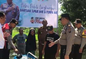 Sebagai wujud Polri peduli lingkungan, Kapolsek Padang Bolak, AKP Zulfikar, SH, MH, dan jajaran, beri bantuan sumur bor dan pompa air masyarakat, pada Senin (11/9/2023) pagi.