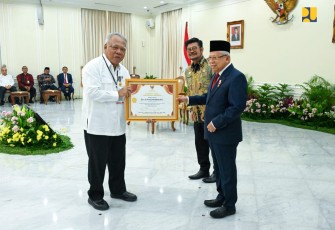 Menteri Basuki saat Terima Penghargaan Adhikarya Utama Pembangunan Pertanian yang diserahkan oleh Wakil Presiden Ma'ruf Amin di Istana Wapres, Jakarta, Senin (14/8/2023).