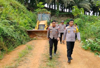 Kapolres Kotawaringin Timur (Kotim) AKBP Sarpani, S.I.K., M.M terjun langsung ke lapangan untuk memberikan arahan kepada anggota dan berdialog dengan tokoh adat, masyarakat setempat. 