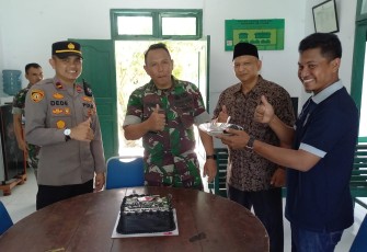 Kapolsek Perlak Barat saat Berikan Ucapan selamat hari Peringatan HUT TNI Ke-78 Tahun