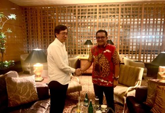 Wali Kota Bitung Maurits Mantiri bersama Professor Yohanis