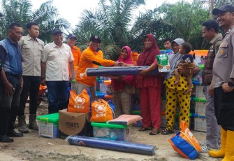 Kalaksa BPBD tapsel Umar Halomoan Daulay, di dampingi Babinsa dan Bhabinkamtibmas, pada saat penyerahan bantuan   kepada masyarakat yang terdampak banjir, di Labalasiak, Kecamatan Angkola Selatan, Tapsel