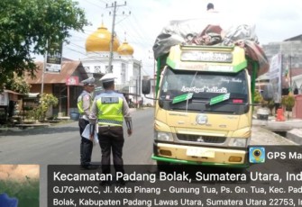 Sejumlah personel Polsek Padang Bolak terlihat penuh semangat turun ke Jalan Lintas Sumatera, Kelurahan Pasar Gunung Tua, Kabupaten Padang Lawas Utara,  berikan sosialisasi dan edukasi ke masyarakat. Terutama, yang berkaitan dengan pentingnya mematuhi peraturan lalu lintas, Jumat (8/9/2023) siang.