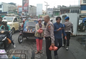 Kapolsek Sunggal Bagikan Nasi Bungkus Kepada Warga
