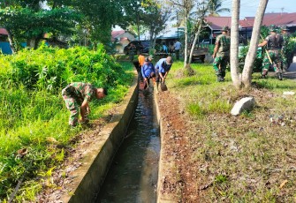 Kodim 1001/HSU-Balangan laksanakan kegiatan Karya Bakti pembersihan saluran air dalam rangka Hari Juang TNI AD Ke-78 Tahun 2023 mengangkat tema “TNI-AD Bersama Rakyat Bersatu Dengan Alam Untuk NKRI yang bertempat di Kel. Sei Malang Kec. Amuntai Tengah Kab. Hulu Sungai Tengah, Kamis (14/12/2023)