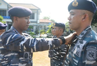 Danlanal Banyuwangi Letkol Laut (P) Indra Nusha R, memimpin upacara pengukuhan tiga jabatan strategis dijajaran Lanal Banyuwangi Bertempat di Lapangan Apel Mako Lanal Banyuwangi Jl. Raya Situbondo No. 54 Ketapang Banyuwangi. Senin (6/11/2023).