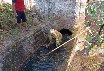 Gotong Royong Bersihkan Saluran Air