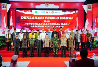  Dankodiklatal Letjen (Mar) Nur Alamsyah didampingi oleh Asisten Intelijen dan Asisten Teritorial Panglima TNI mewakili Panglima TNI Jenderal TNI Agus Subiyanto, hadir mengikuti deklarasi "Pemilu Damai" bersama Kapolri Jenderal Polisi Drs. Listyo Sigit Prabowo di Gedung Mahameru Polda Jatim, Surabaya, Jawa Timur, Kamis (28/12/2023)