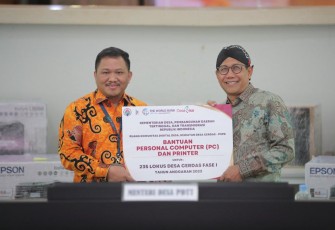Menteri Gus Halim saat penyerahan bantuan secara simbolis personal computer dan printer untuk 235 Desa Cerdas Fase 1, Minggu (19/11/23).