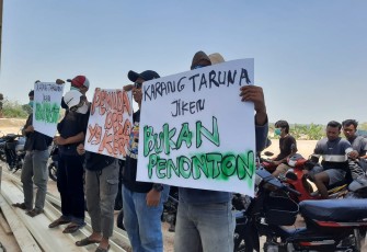 Ratusan pemuda karang taruna Desa Jiken kecamatan Jiken kabupaten Blora menyampaikan aspirasi di pabrik pembuatan kalsium milik PT Pentawira.