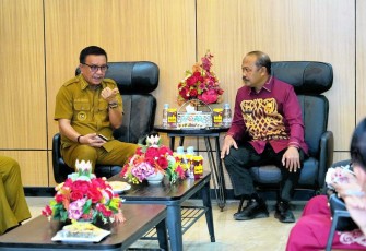 Walikota Bitung Maurits Mantiri saat berbincang bersama Pj Bupati Boalemo Provinsi Gorontalo